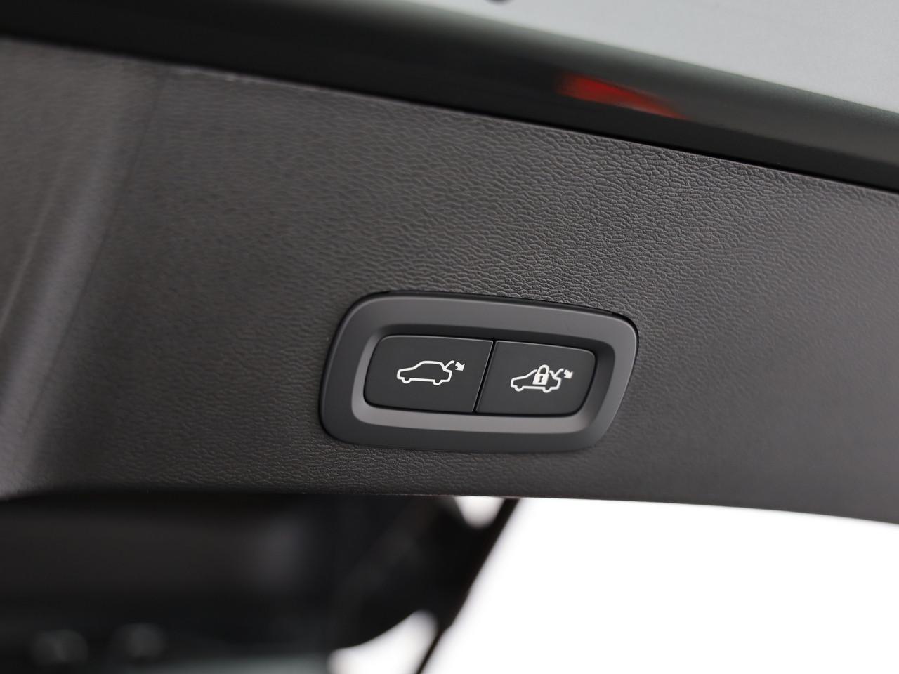 VOLVO XC40 2.0 B4 MH Ultra Dark-image-14