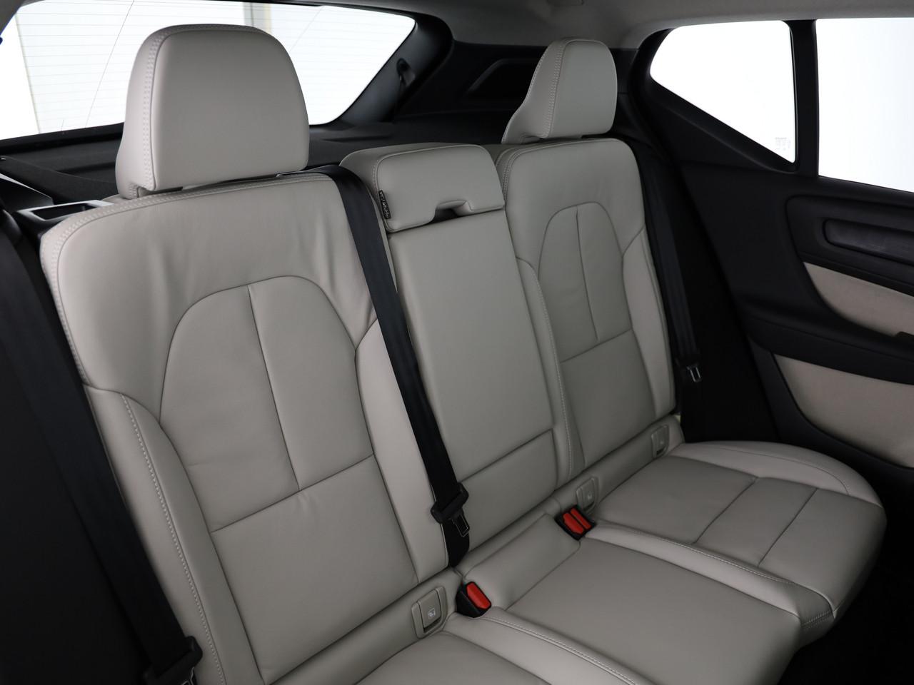 VOLVO XC40 2.0 B4 MH Ultra Dark-image-12
