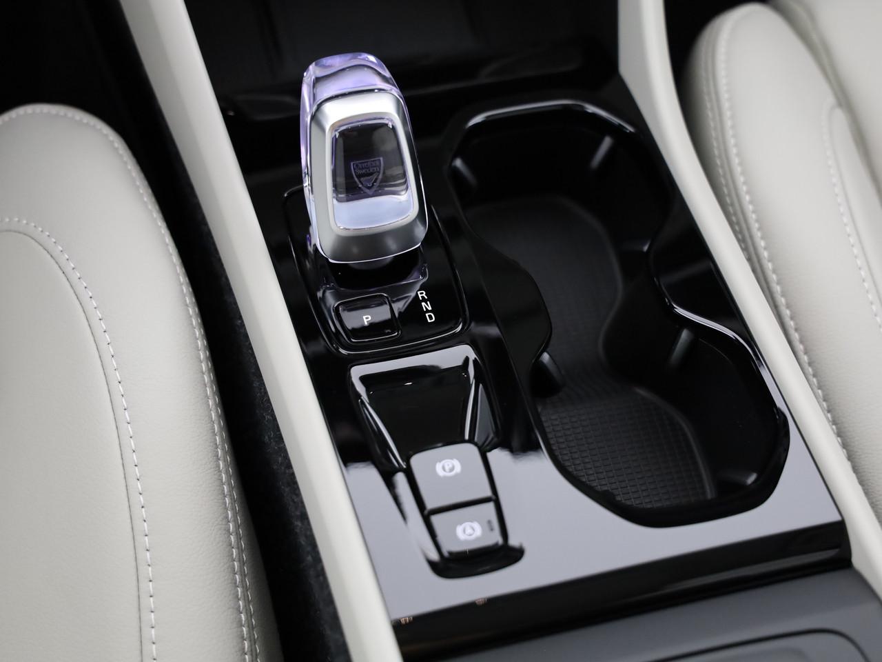 VOLVO XC40 2.0 B4 MH Ultra Dark-image-17