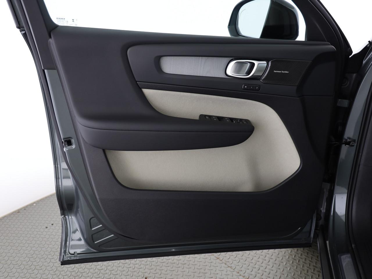 VOLVO XC40 2.0 B4 MH Ultra Dark-image-15