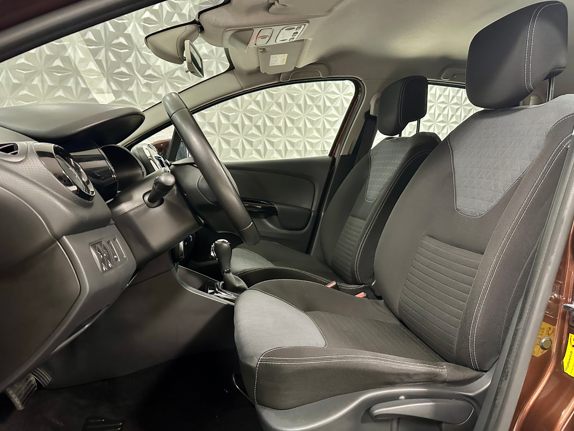 RENAULT Clio 1.2 16V T Swiss Edition EDC-image-11