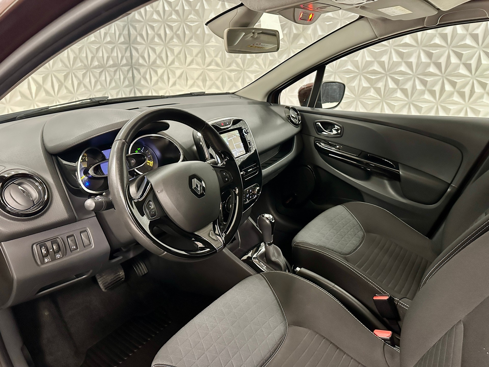RENAULT Clio 1.2 16V T Swiss Edition EDC-image-10