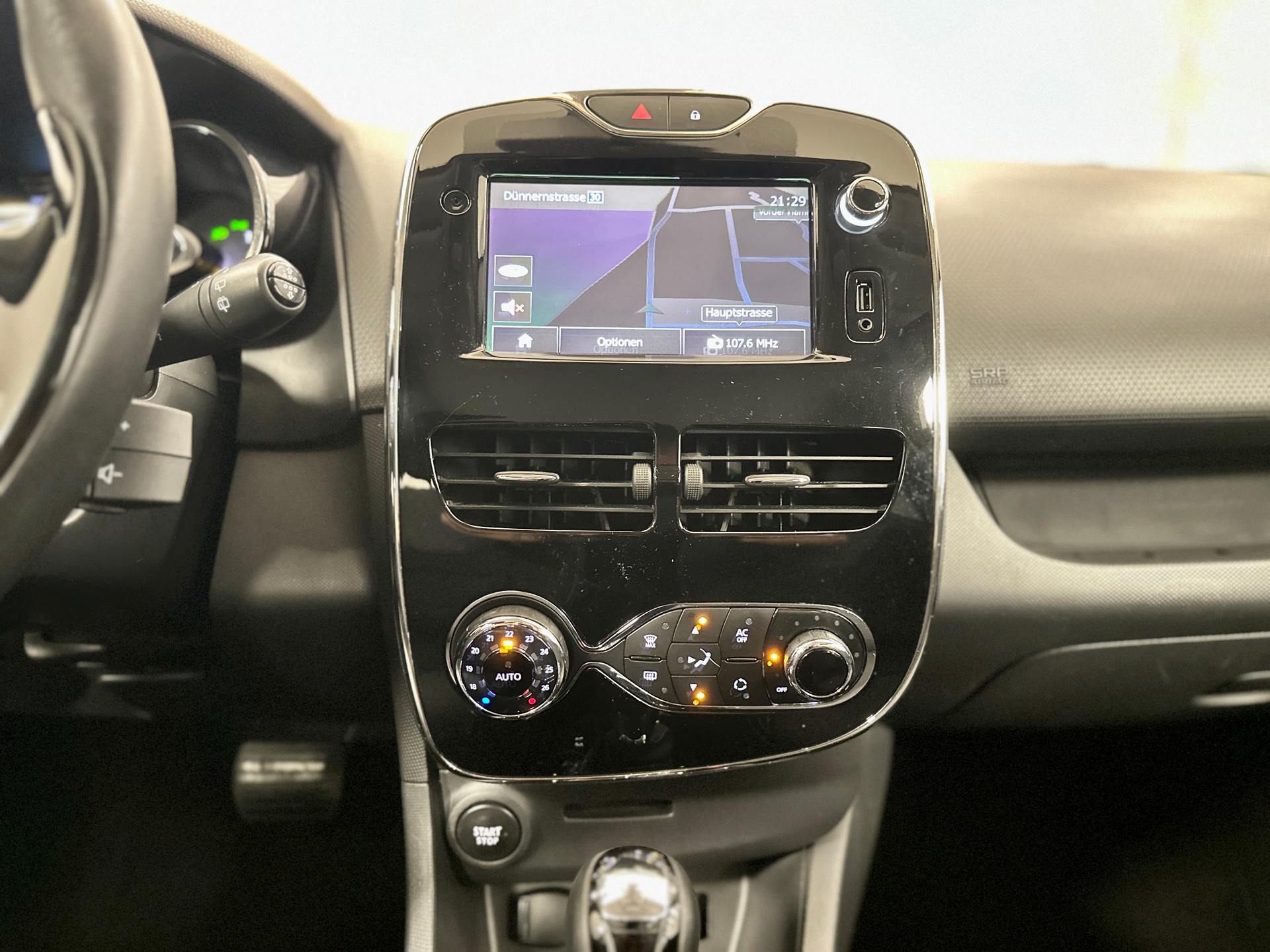 RENAULT Clio 1.2 16V T Swiss Edition EDC-image-17