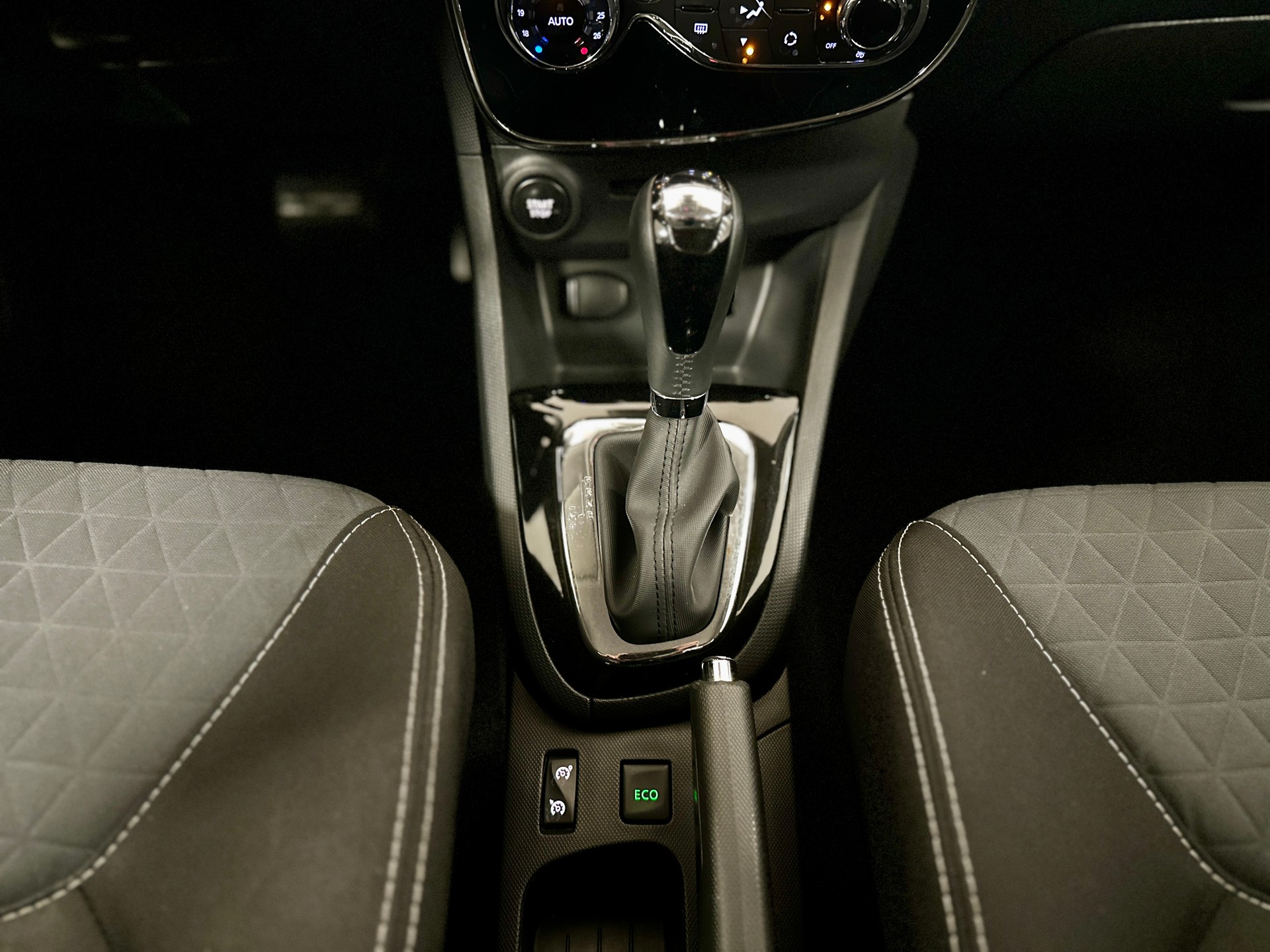 RENAULT Clio 1.2 16V T Swiss Edition EDC-image-18