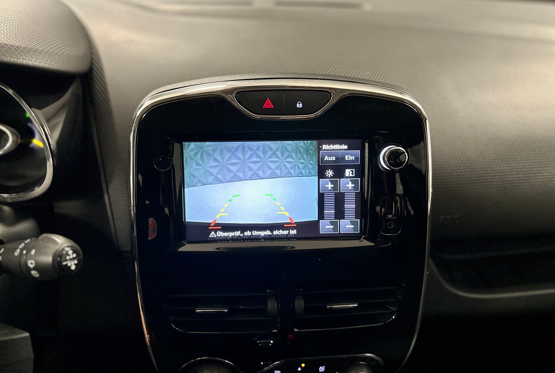 RENAULT Clio 1.2 16V T Swiss Edition EDC-image-16