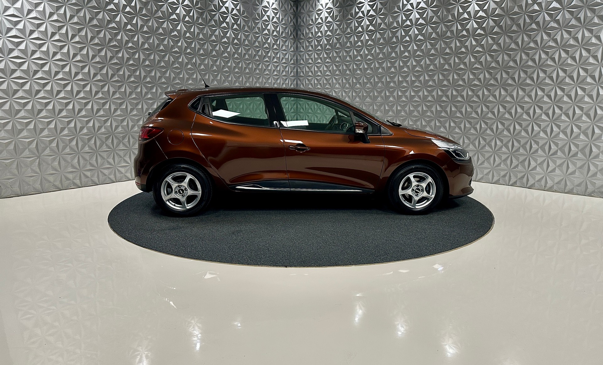 RENAULT Clio 1.2 16V T Swiss Edition EDC-image-3