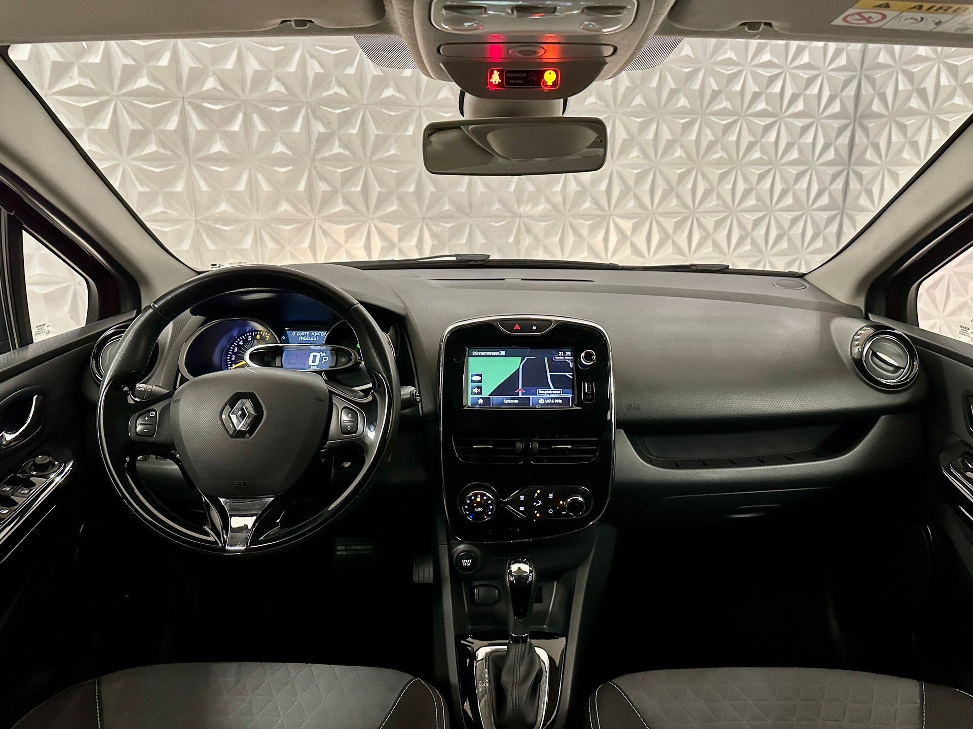 RENAULT Clio 1.2 16V T Swiss Edition EDC-image-13