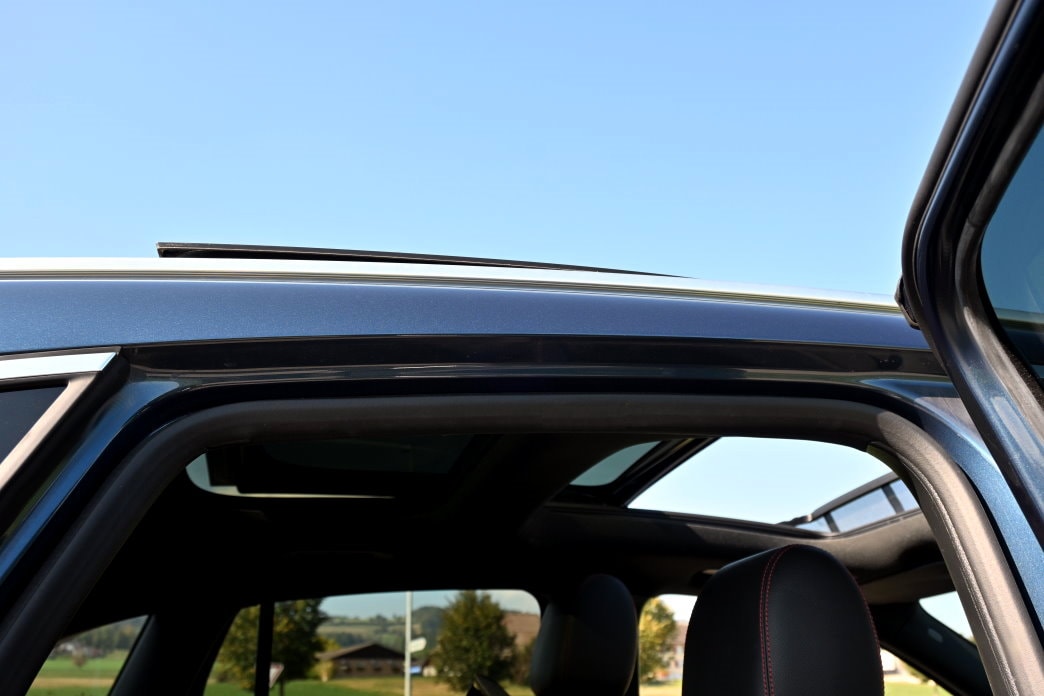 MERCEDES-BENZ EQA 350 AMG Line 4Matic-image-4