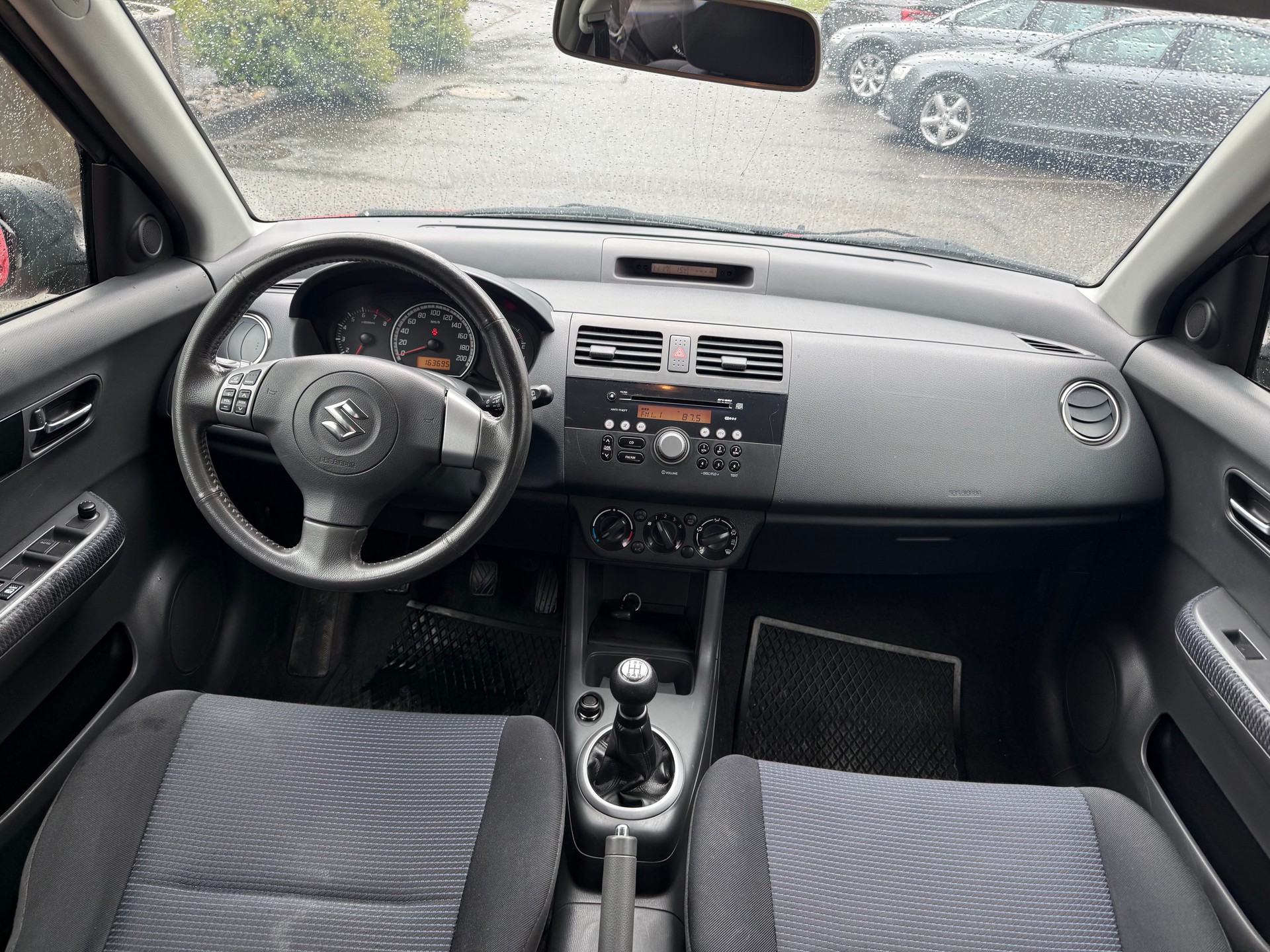 SUZUKI Swift 1.3i 16V GL 4x4-image-6