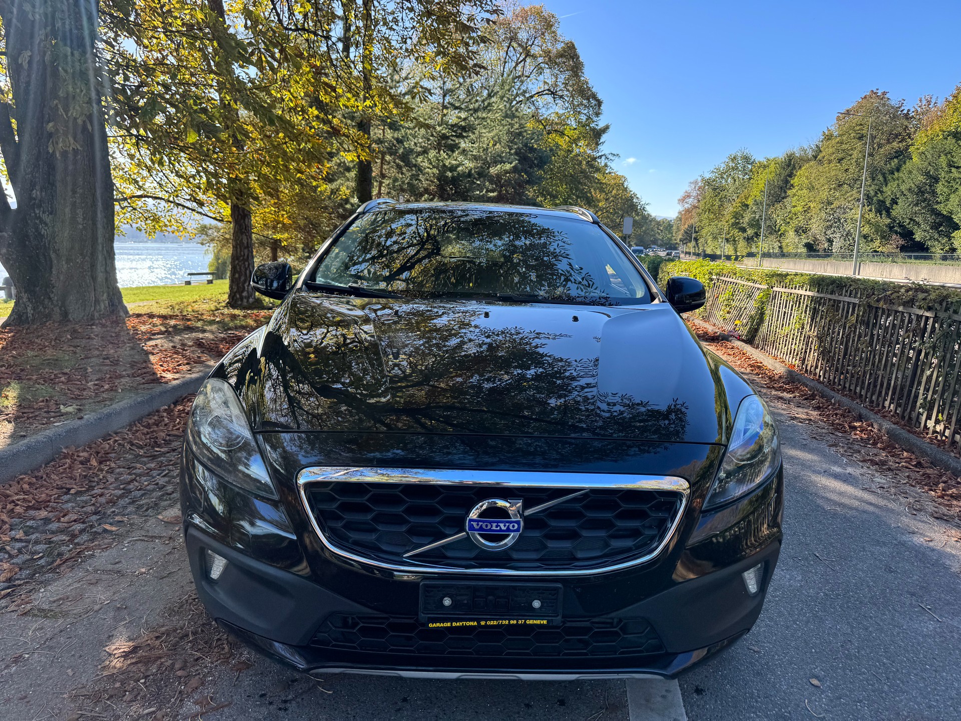 VOLVO V40 Cross Country D2 Momentum-image-1