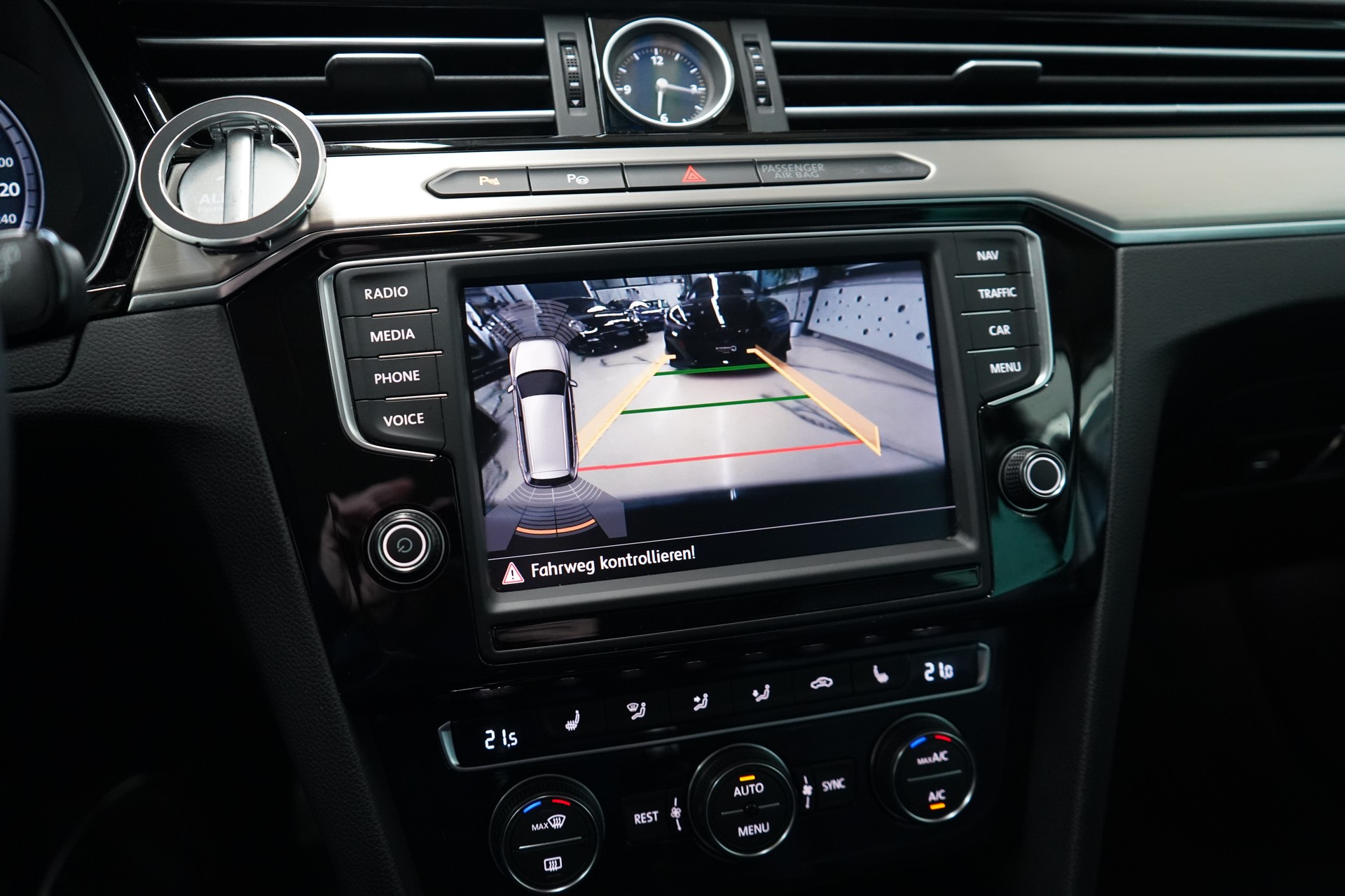 VW Passat Variant 2.0 TDI BMT High. DSG 4Motion-image-18