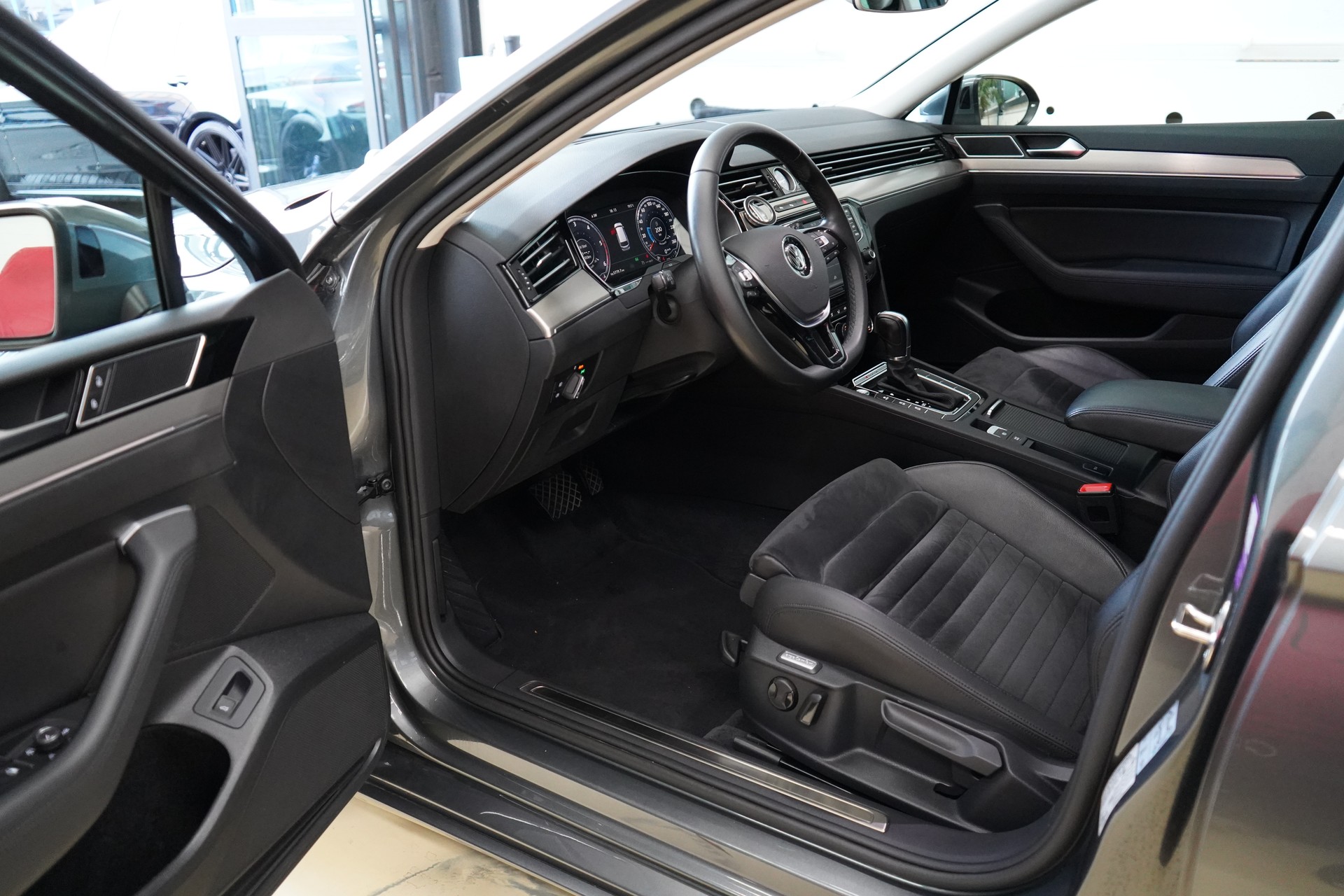 VW Passat Variant 2.0 TDI BMT High. DSG 4Motion-image-11