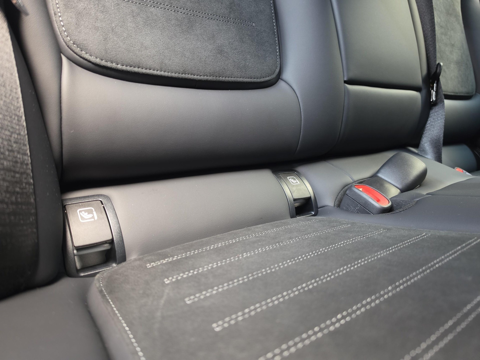MERCEDES-BENZ C 220 d 4MATIC T-Modell Swiss Star AMG Line-image-12