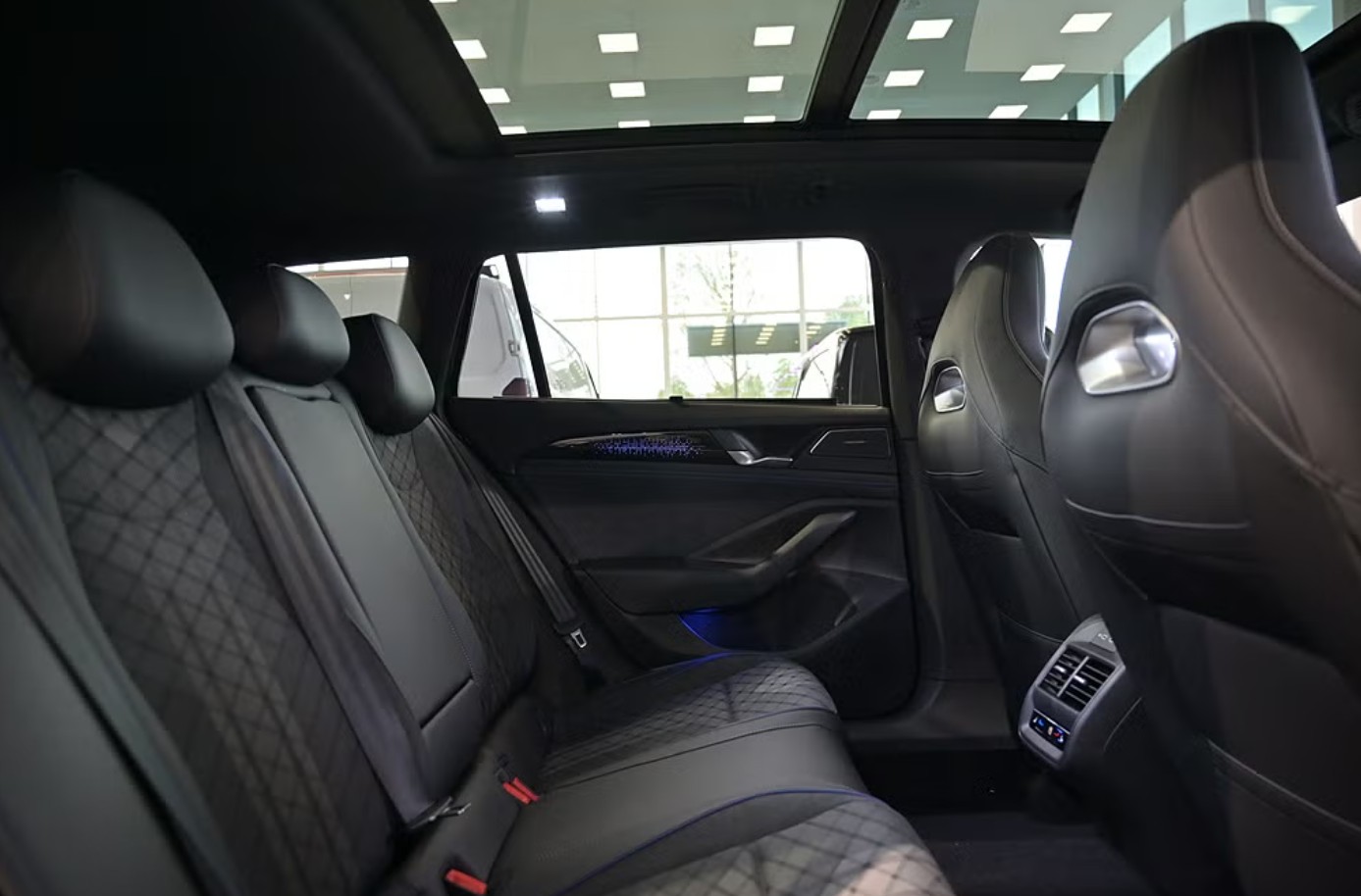 VW Passat Variant 2.0 TDI evo R-Line 4 Motion DSG-image-5