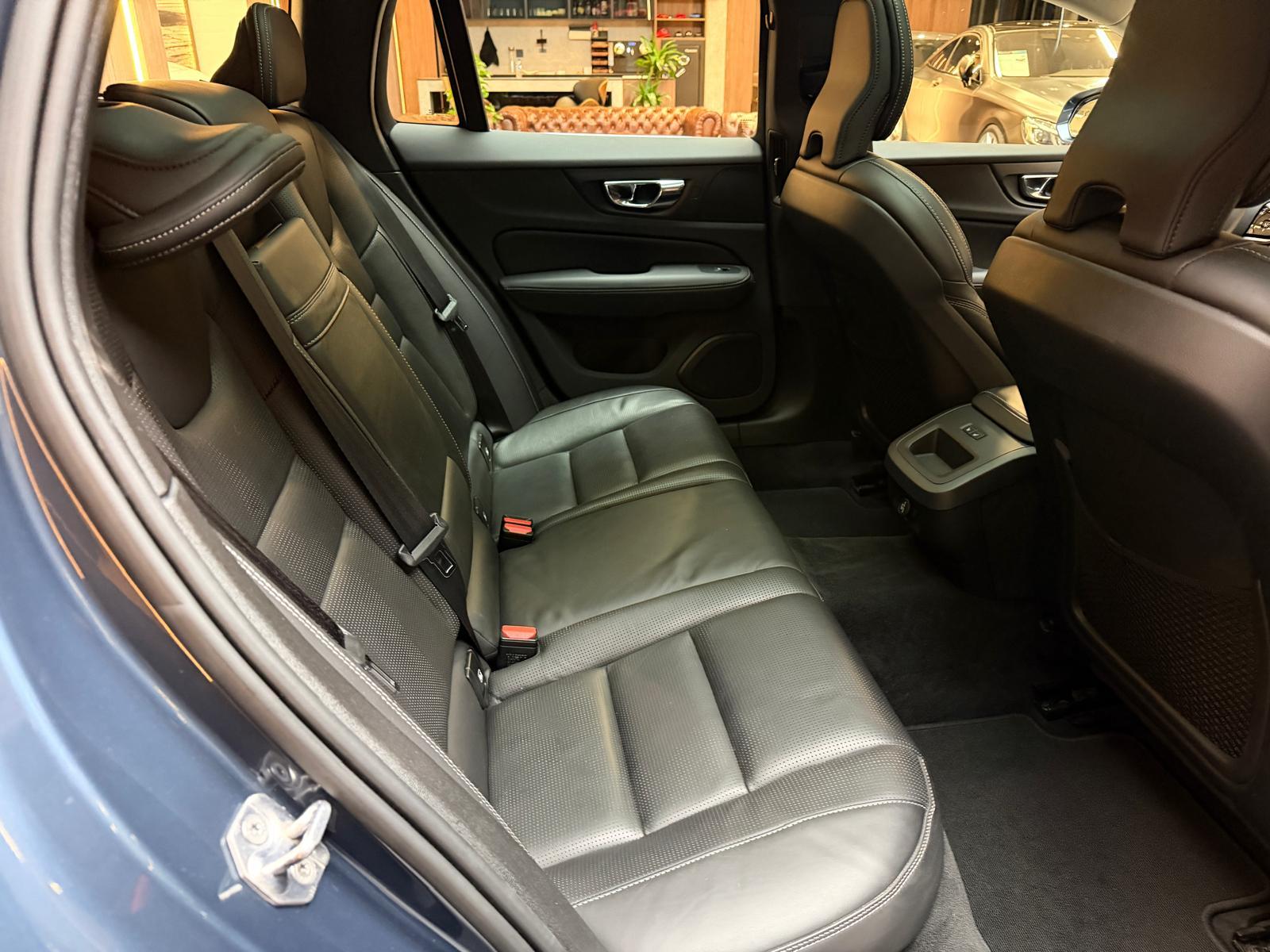 VOLVO V60 2.0 D4 Inscription AWD-image-19