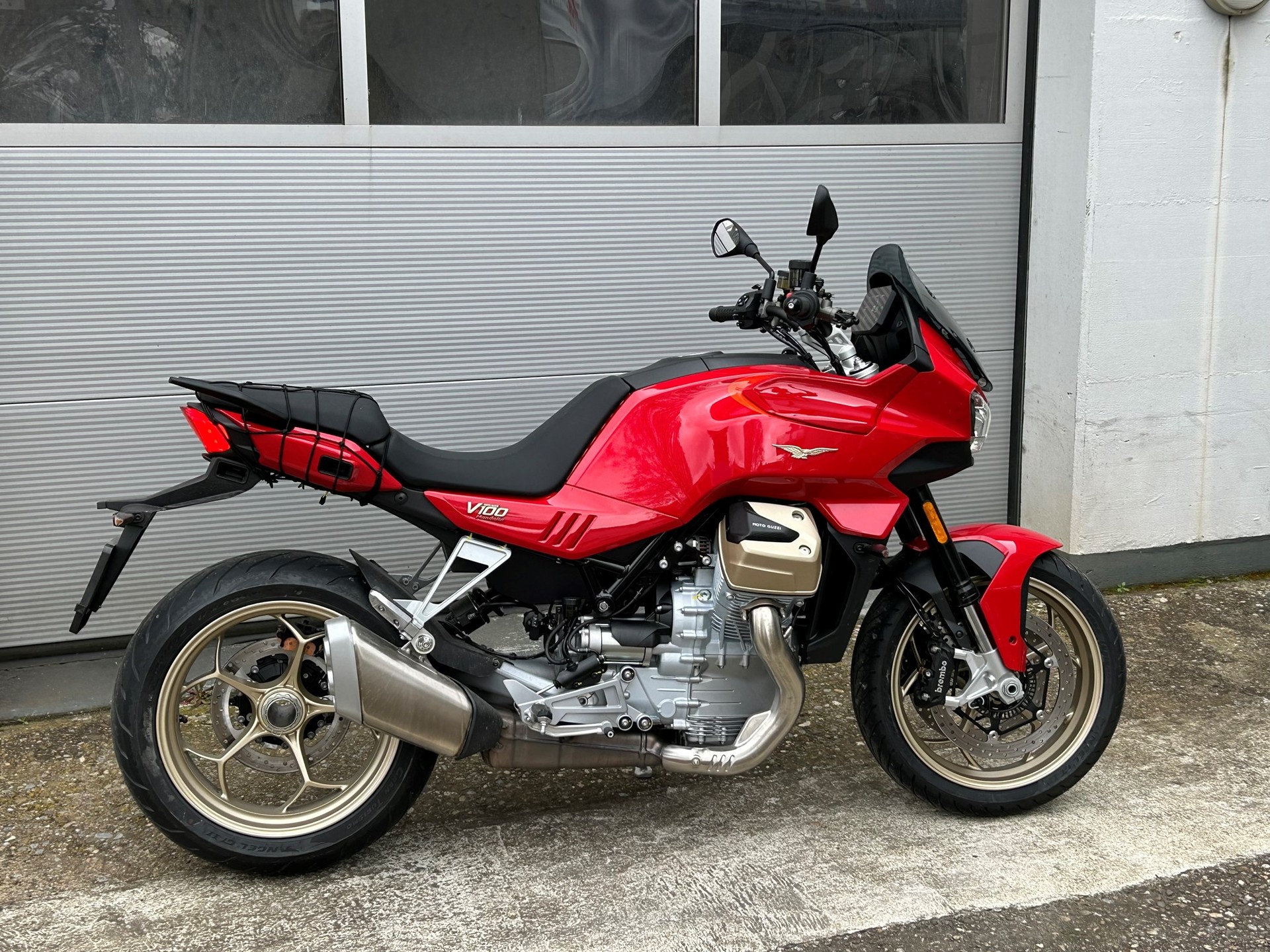 MOTO GUZZI V100 Mandello-showroom-element-1
