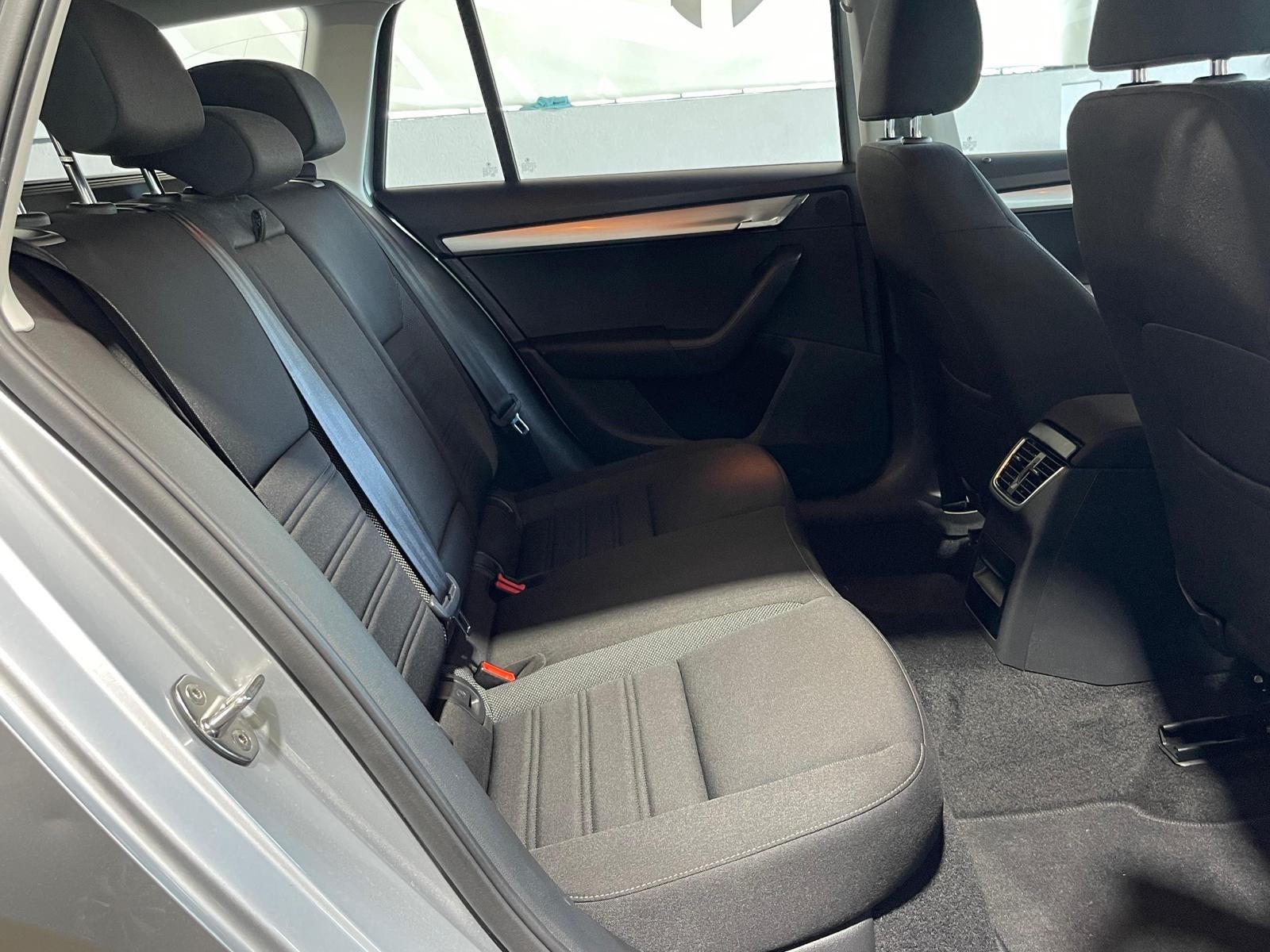 SKODA Octavia Combi 2.0 TDI Ambition 4x4 DSG-image-11