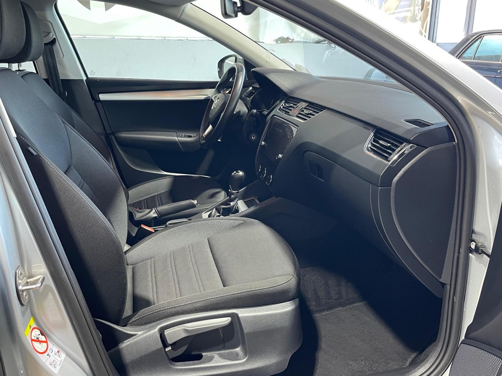 SKODA Octavia Combi 2.0 TDI Ambition 4x4 DSG-image-9