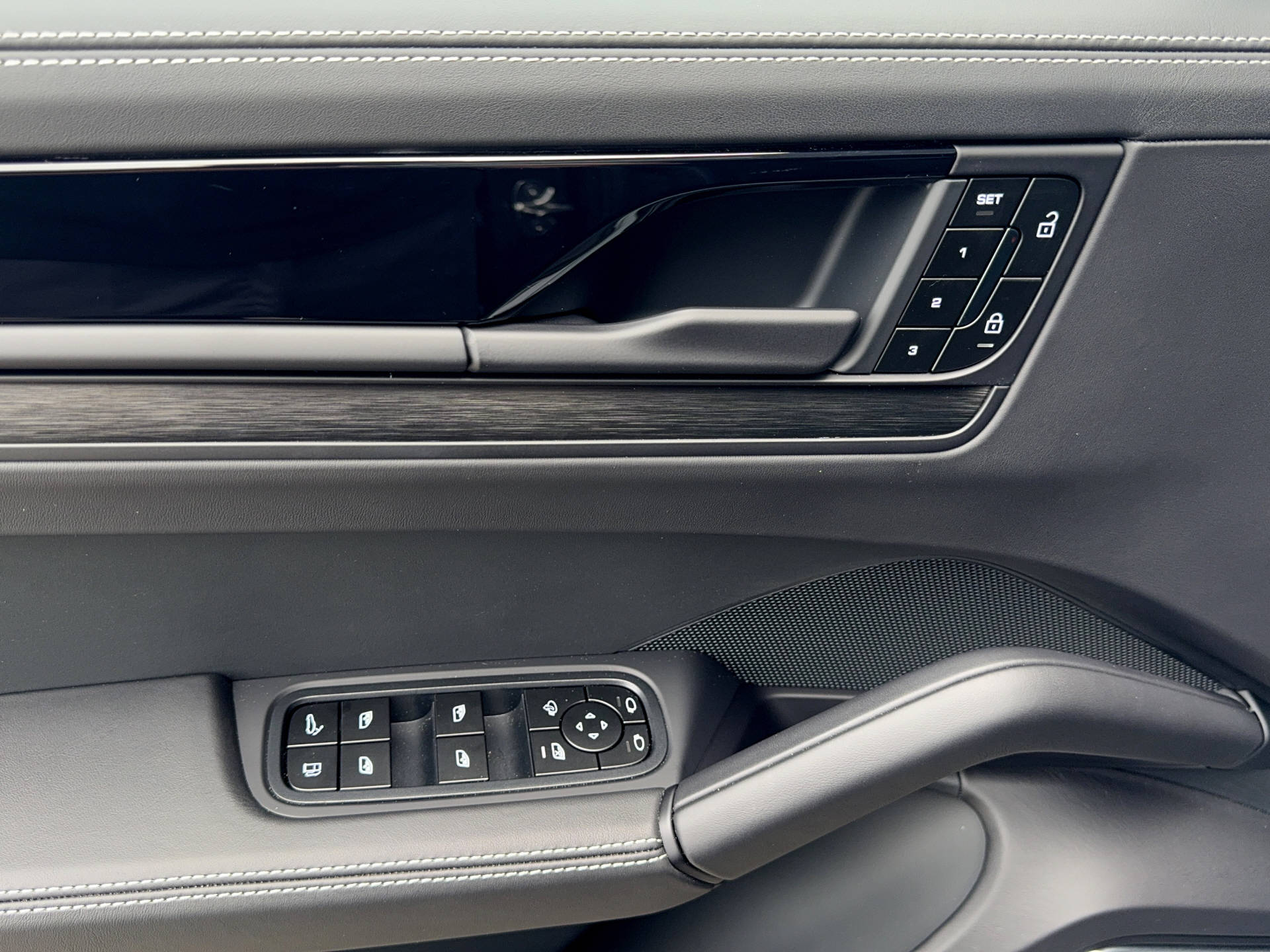 PORSCHE Cayenne Turbo E-Hybrid Coupé mit GT-Paket-image-9
