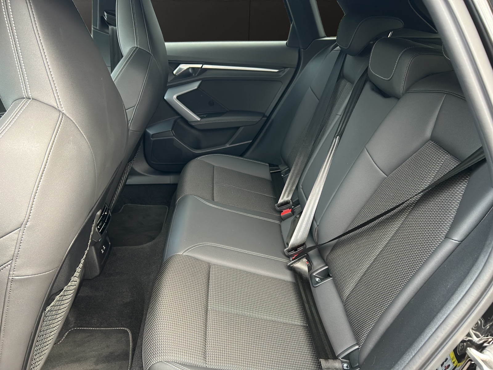 AUDI A3 Sportback 35 TFSI S line Attraction S-tronic-image-11