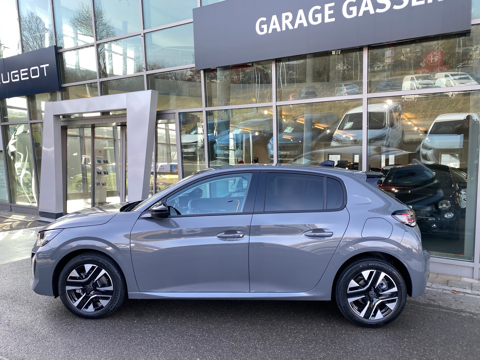 PEUGEOT 208 1.2 MHEV 110 Allure Premium-image-2