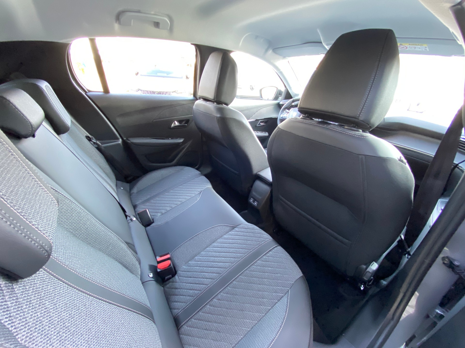 PEUGEOT 208 1.2 MHEV 110 Allure Premium-image-9