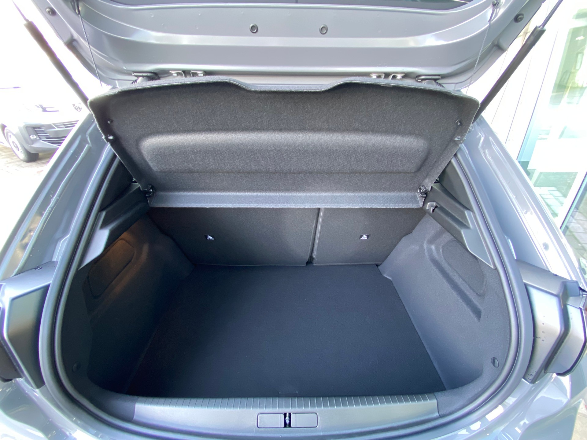 PEUGEOT 208 1.2 MHEV 110 Allure Premium-image-12