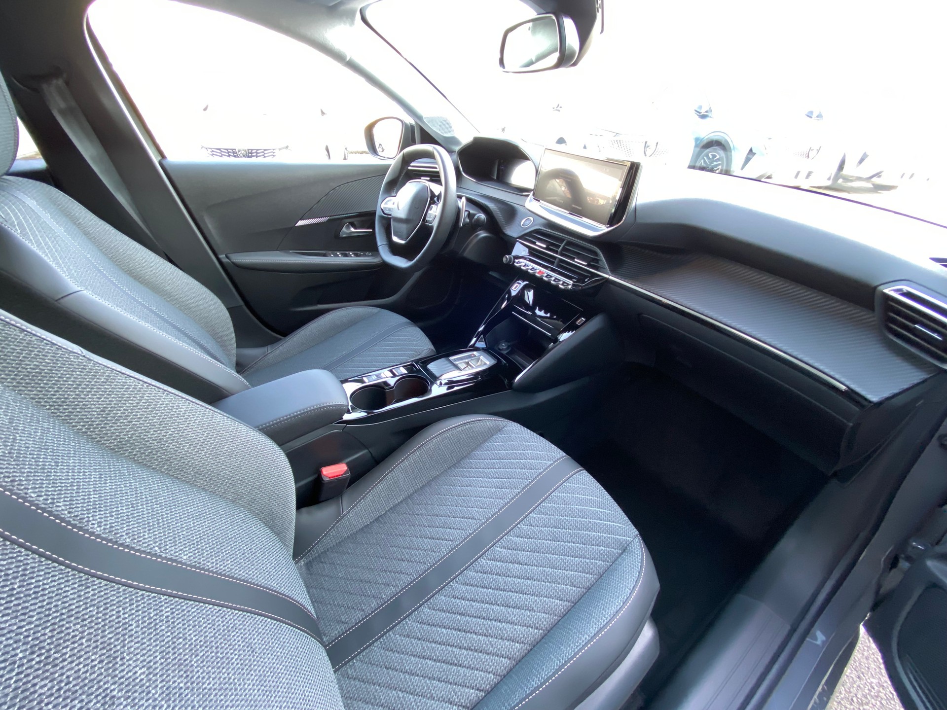 PEUGEOT 208 1.2 MHEV 110 Allure Premium-image-8