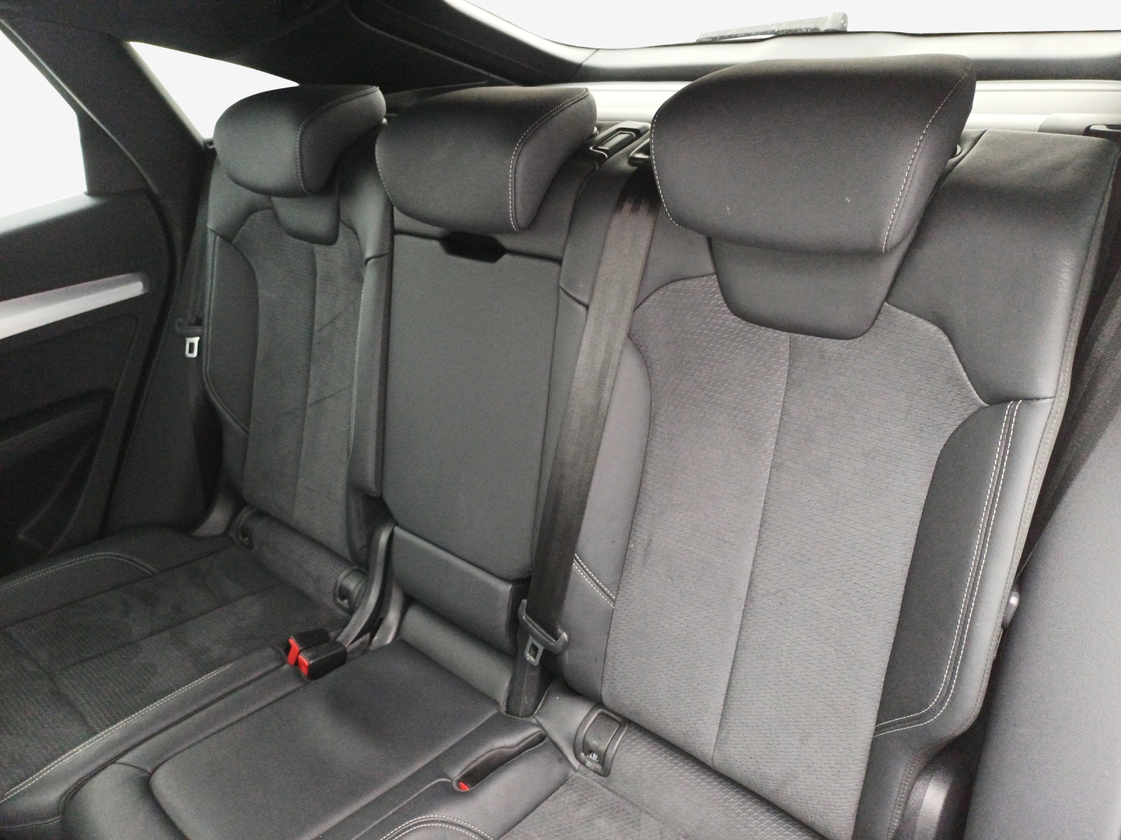 AUDI Q5 Sportback 40 TDI Blackedition quattro S-tronic-image-11