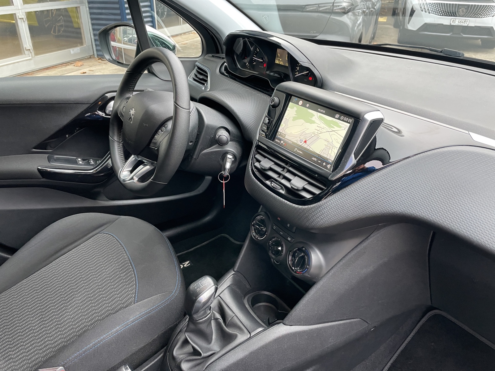 PEUGEOT 208 1.2 P.Tech Signature-image-10