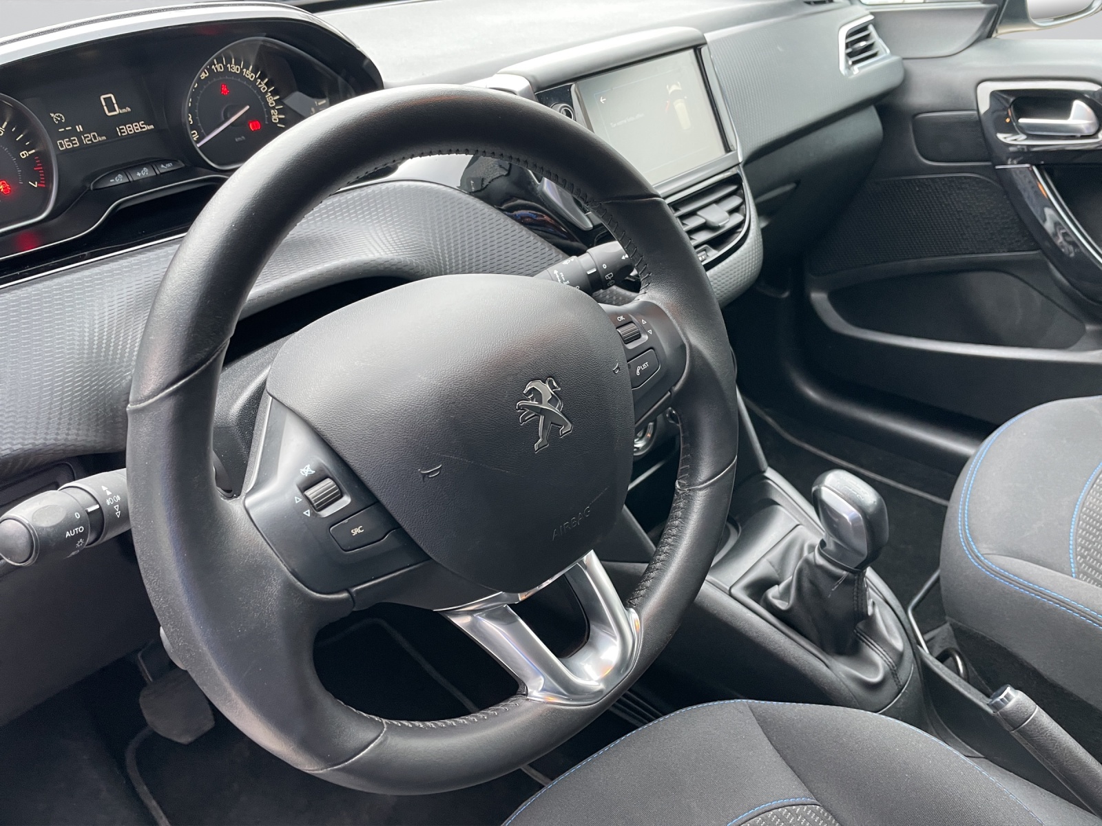 PEUGEOT 208 1.2 P.Tech Signature-image-12