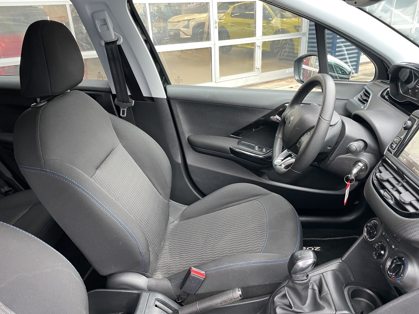 PEUGEOT 208 1.2 P.Tech Signature-image-11