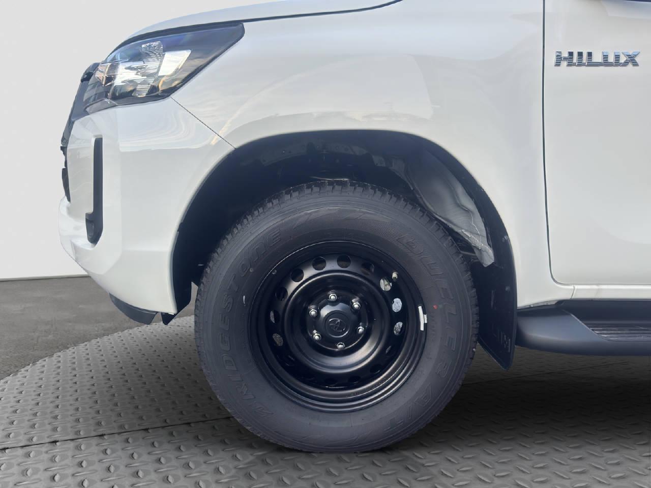 TOYOTA Hilux Double Cab.-Pick-up 2.4 D-4D 150 Comfort-image-8