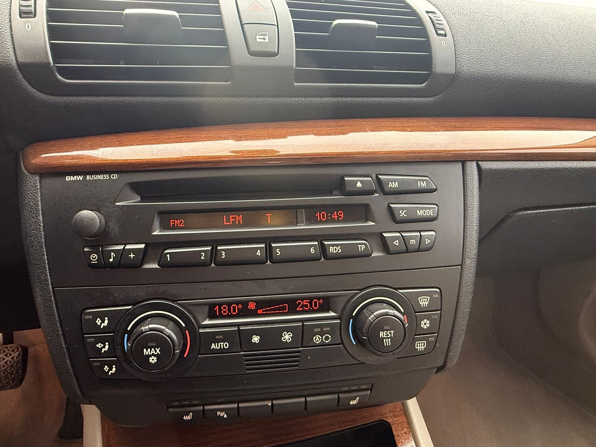 BMW 120i-image-13