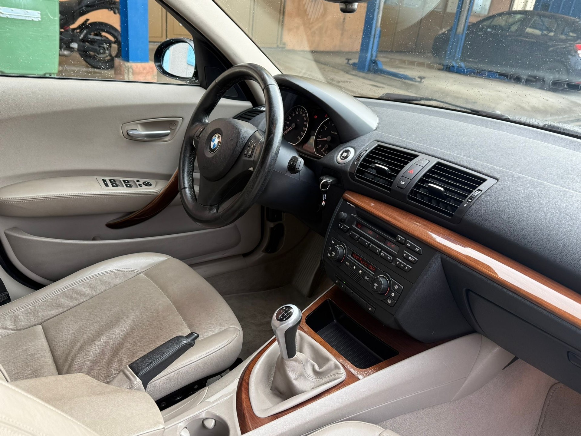 BMW 120i-image-9