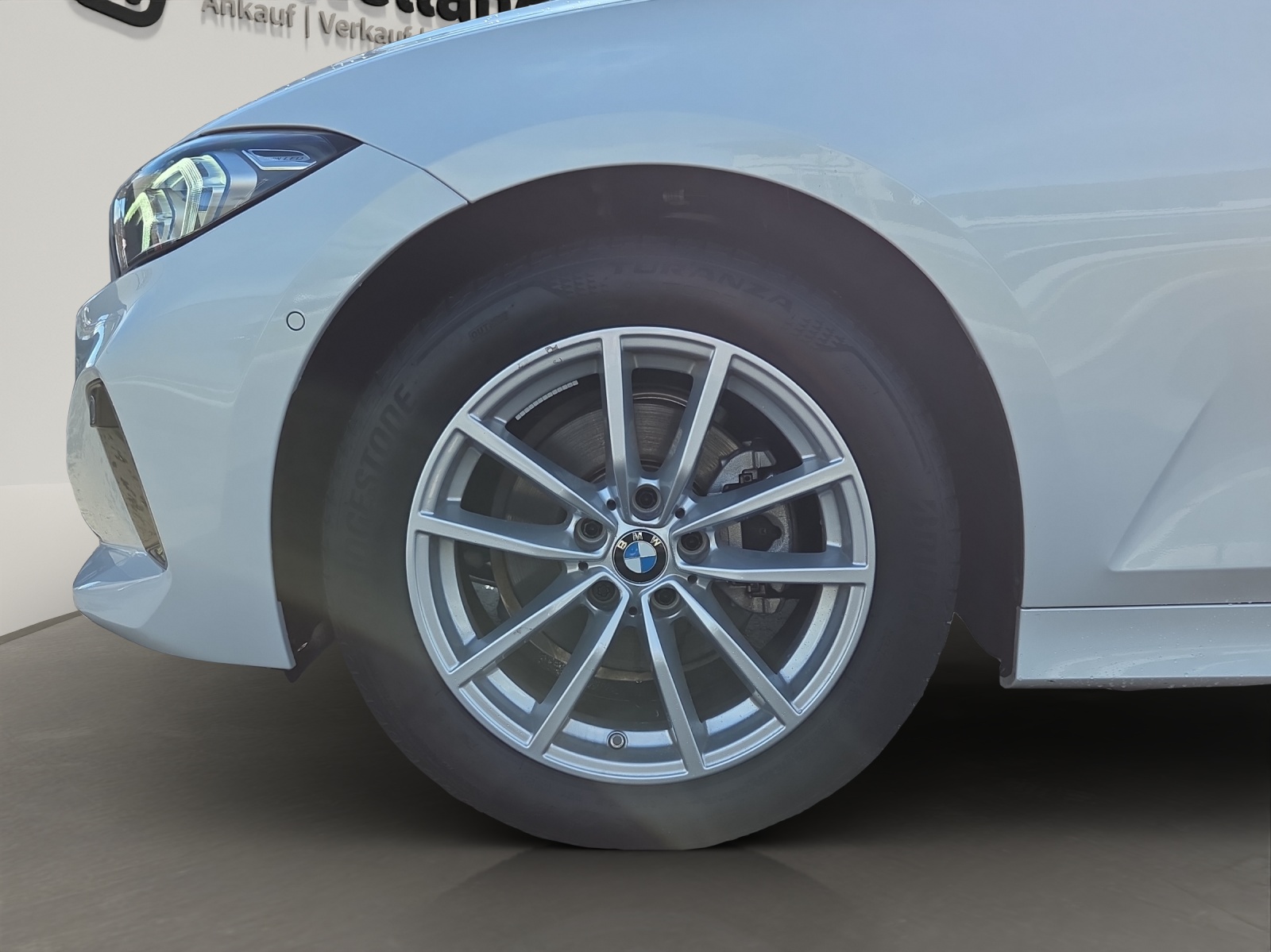 BMW 320d xDrive 48V Touring Steptronic-image-5