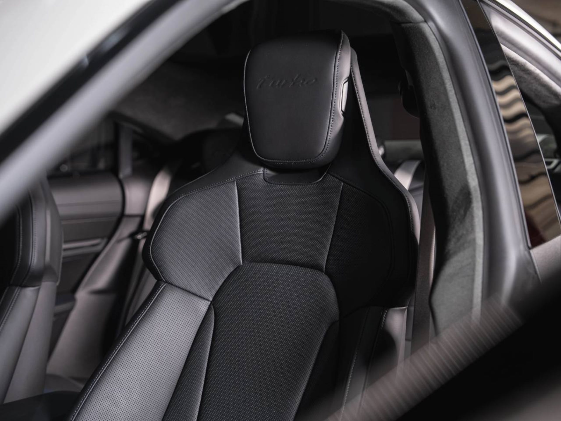 PORSCHE Taycan Turbo (MY23)-image-4