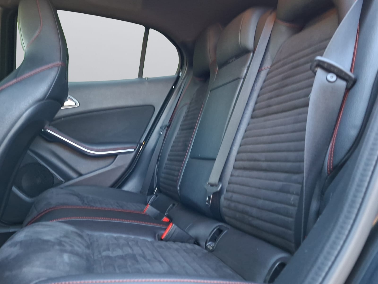 MERCEDES-BENZ GLA 250 4Matic 7G-DCT-image-10
