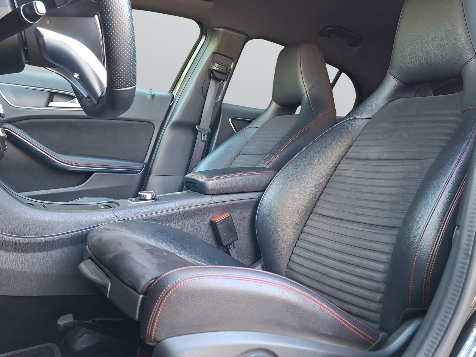MERCEDES-BENZ GLA 250 4Matic 7G-DCT-image-11