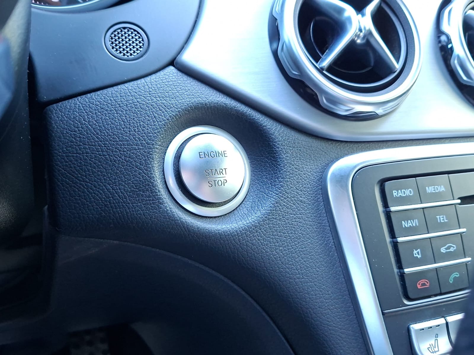 MERCEDES-BENZ GLA 250 4Matic 7G-DCT-image-19