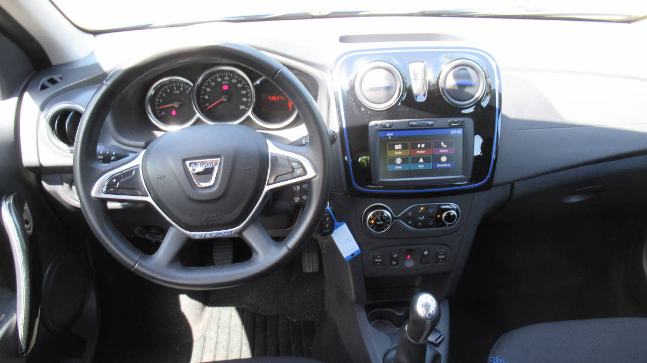 DACIA Sandero 0.9 TCe Celebration S/S-image-9