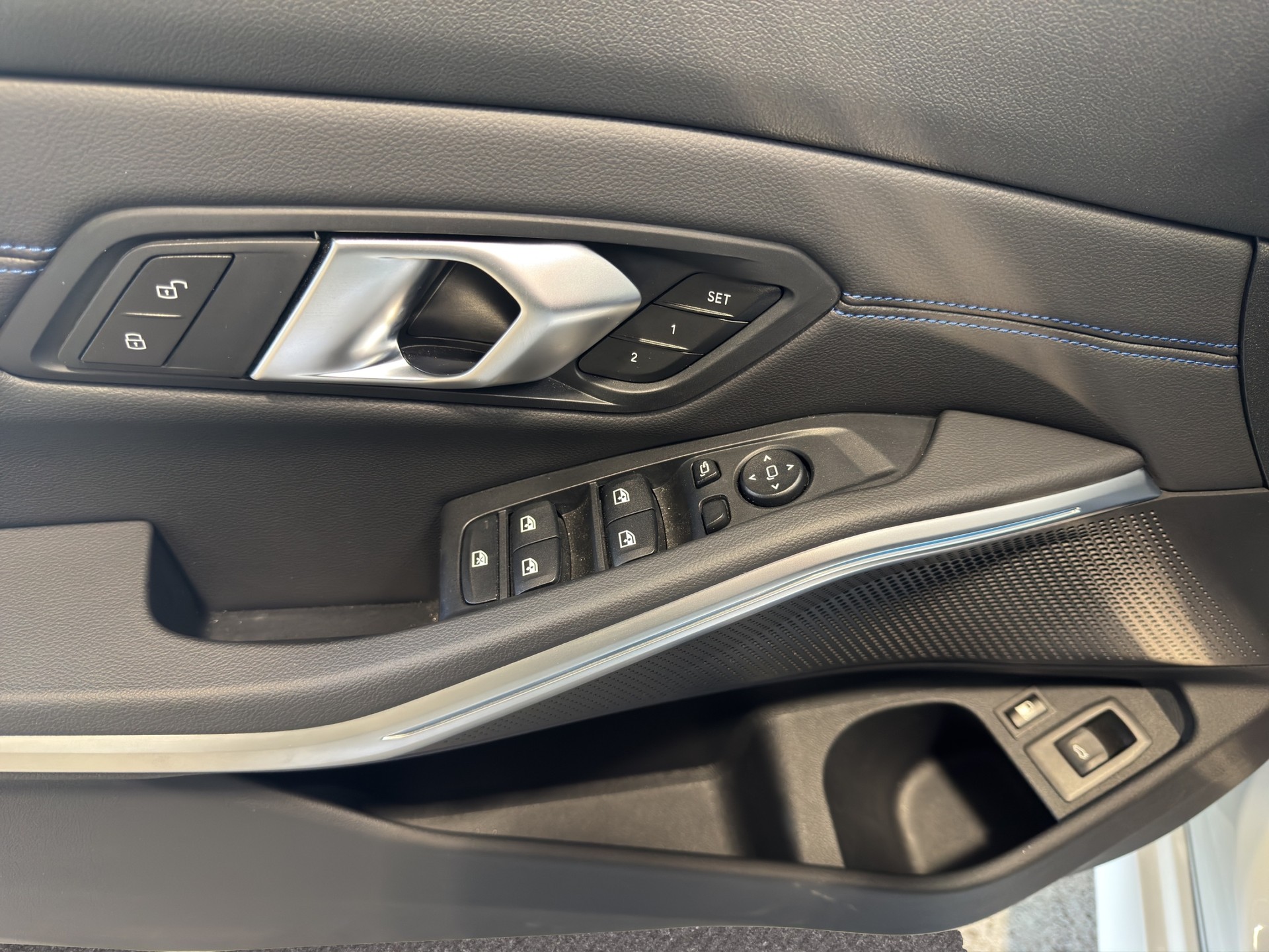 BMW 330e xDrive SAG Touring-image-12