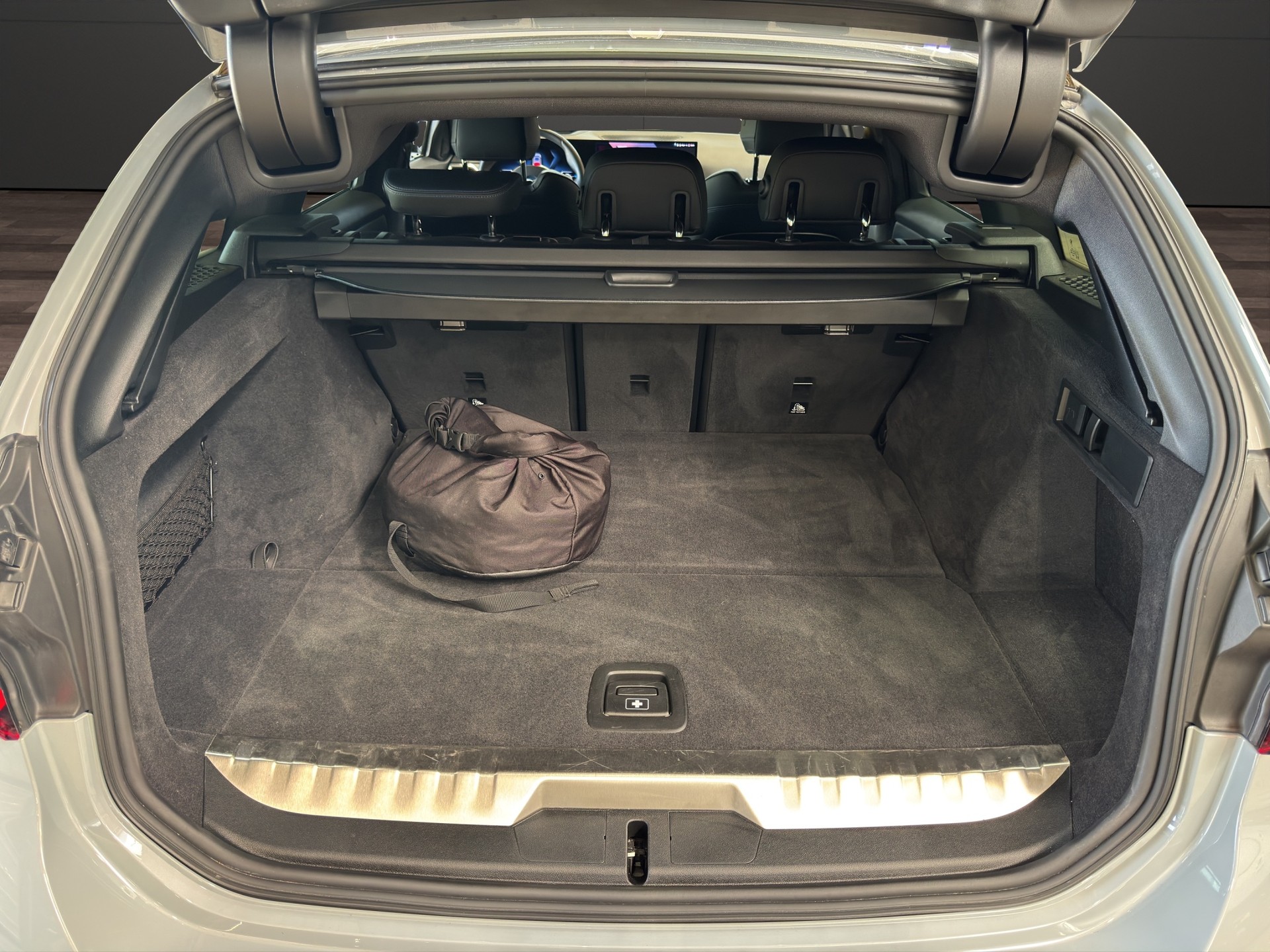 BMW 330e xDrive SAG Touring-image-16