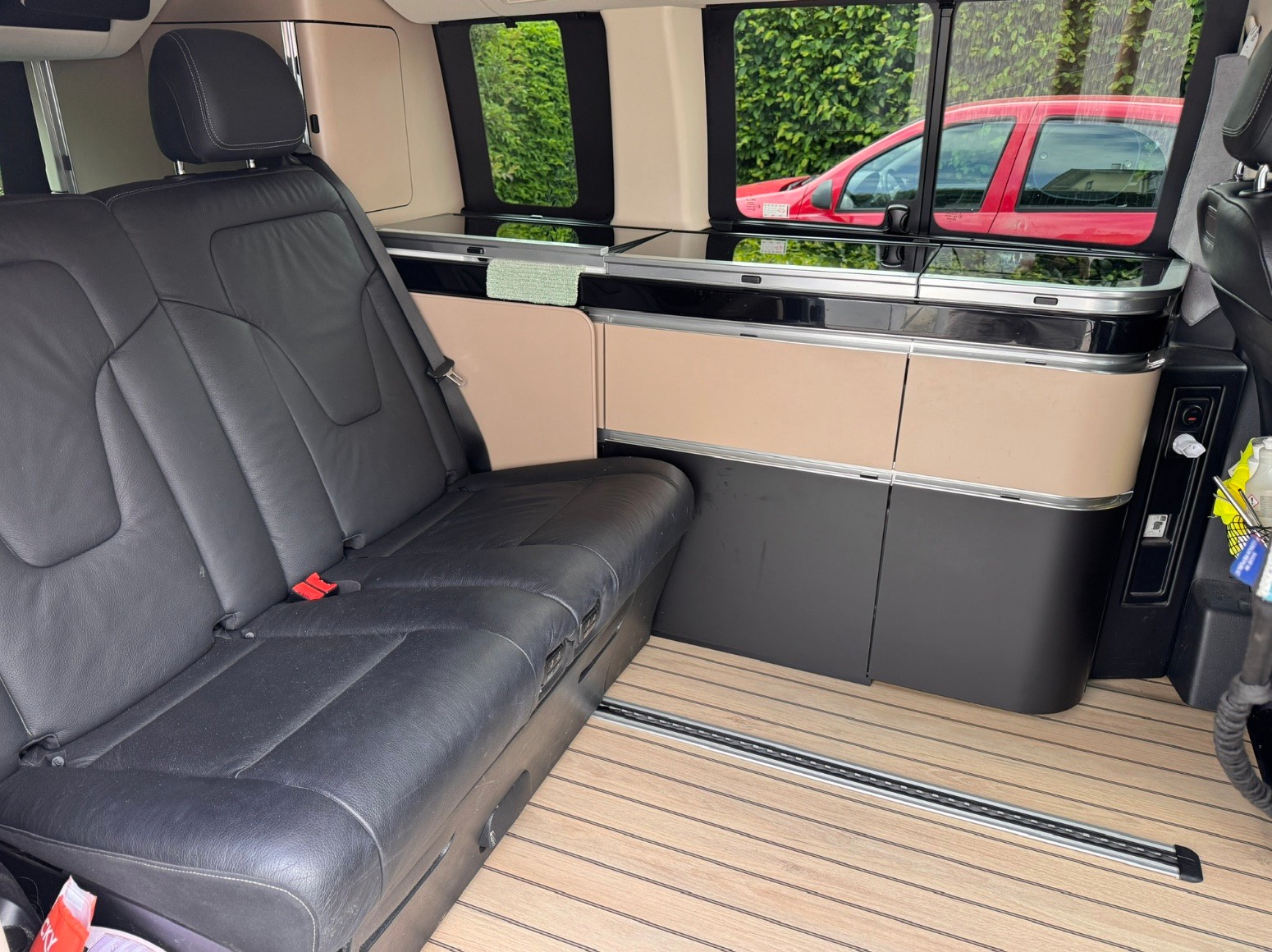 MERCEDES-BENZ 300 d 4matic-image-4