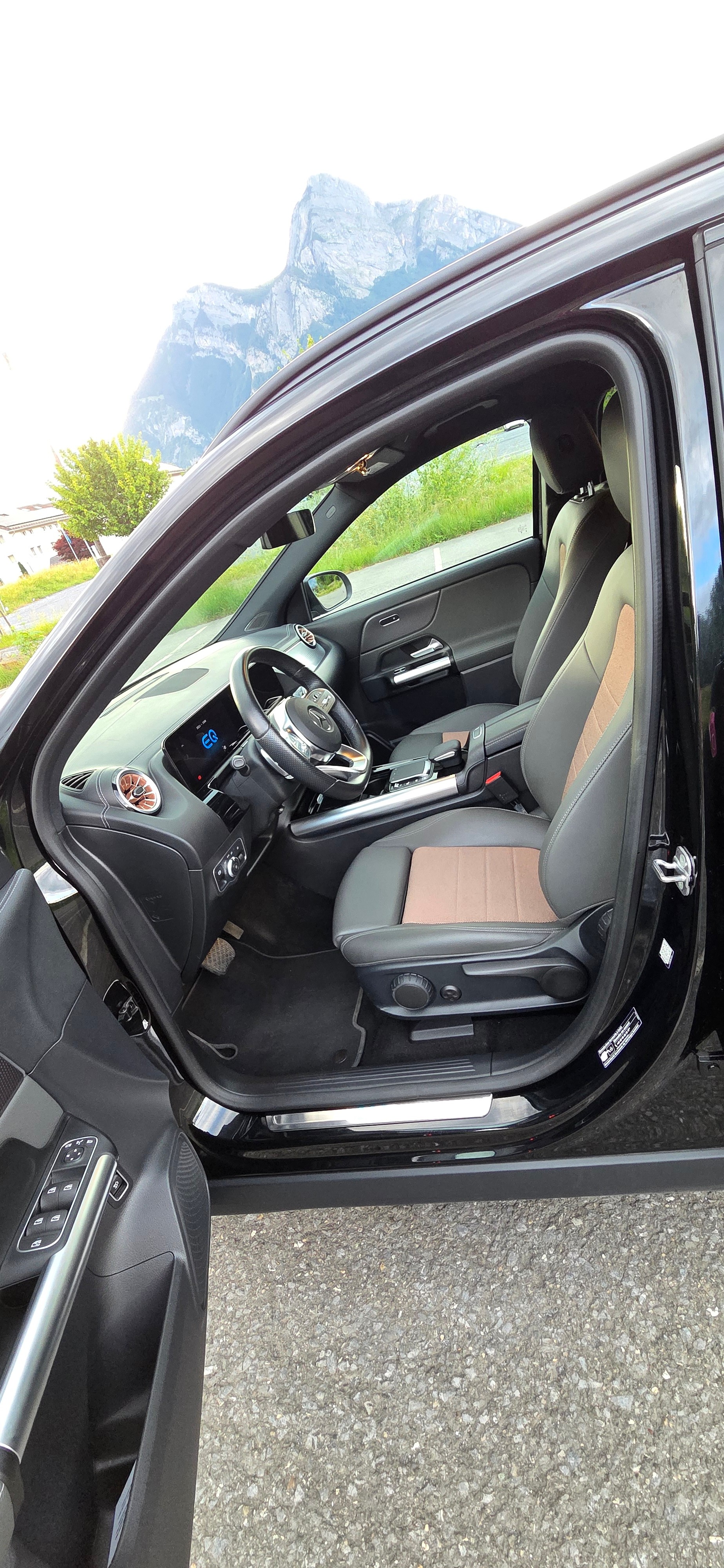 MERCEDES-BENZ EQA 350 Electric Art Line 4matic-image-12