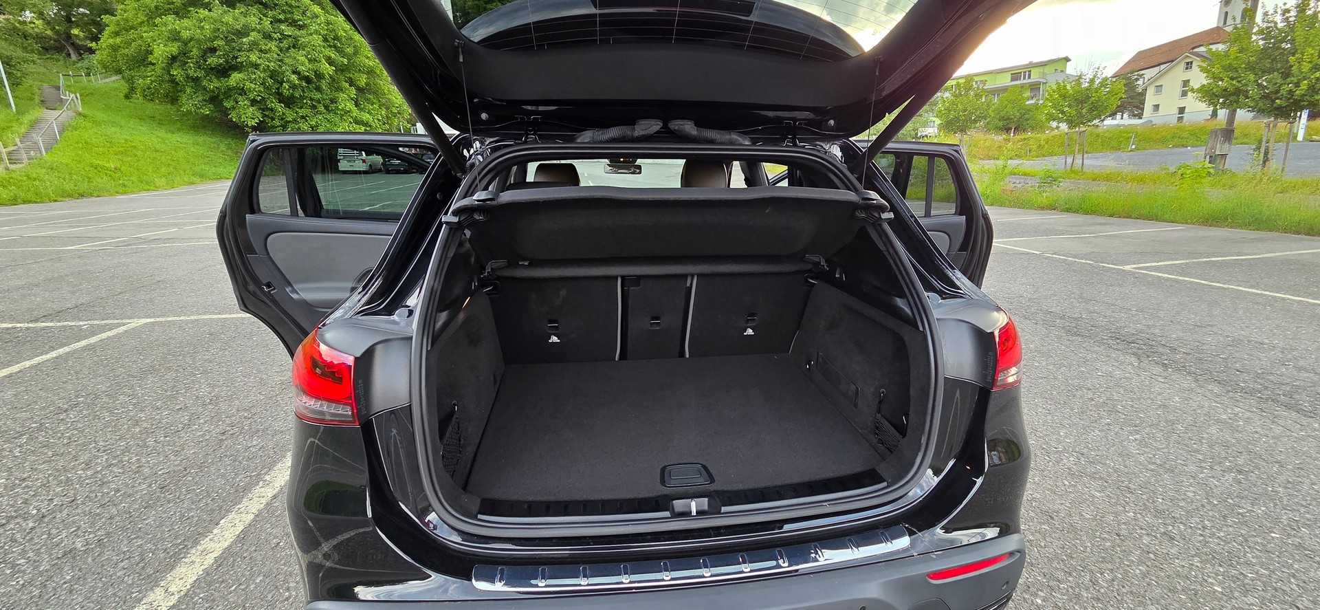 MERCEDES-BENZ EQA 350 Electric Art Line 4matic-image-3