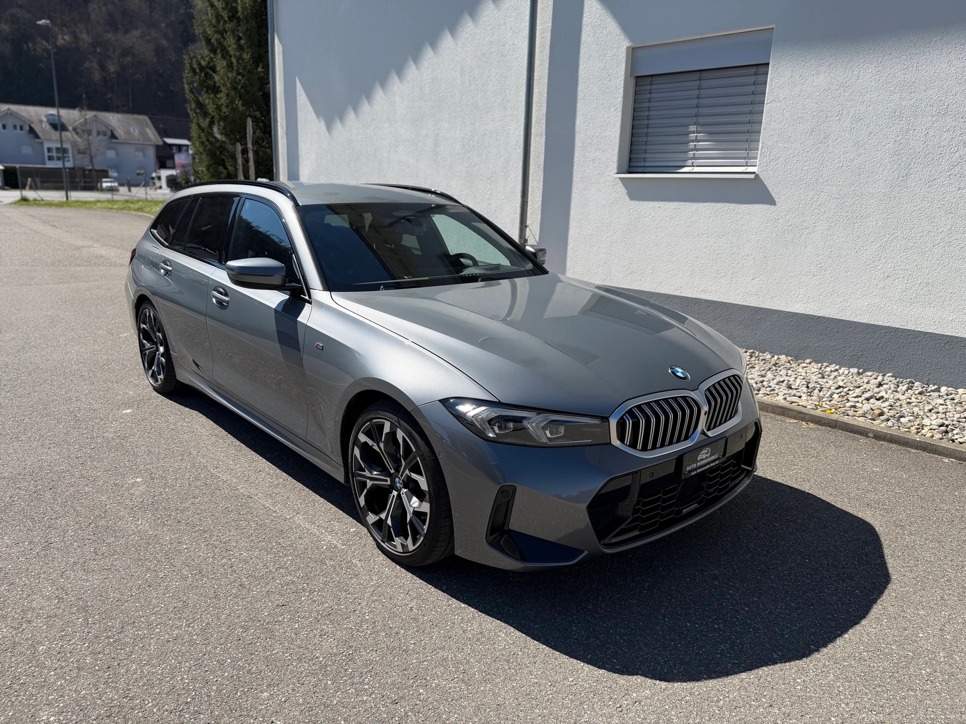 BMW 320d xDrive 48V Touring Steptronic M Sport-image-1