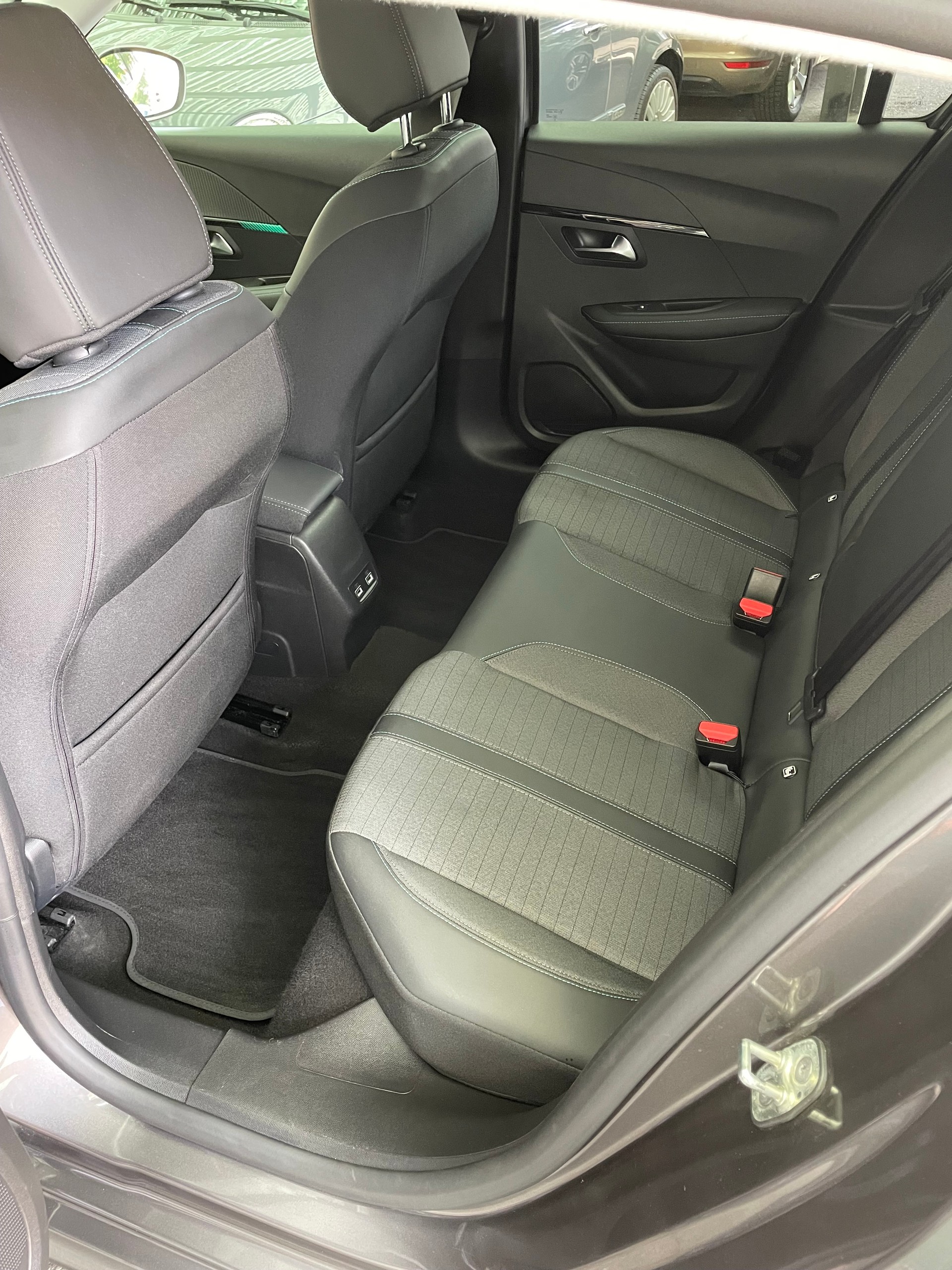 PEUGEOT 208 1.2 PureTech Allure Pack EAT8-image-8