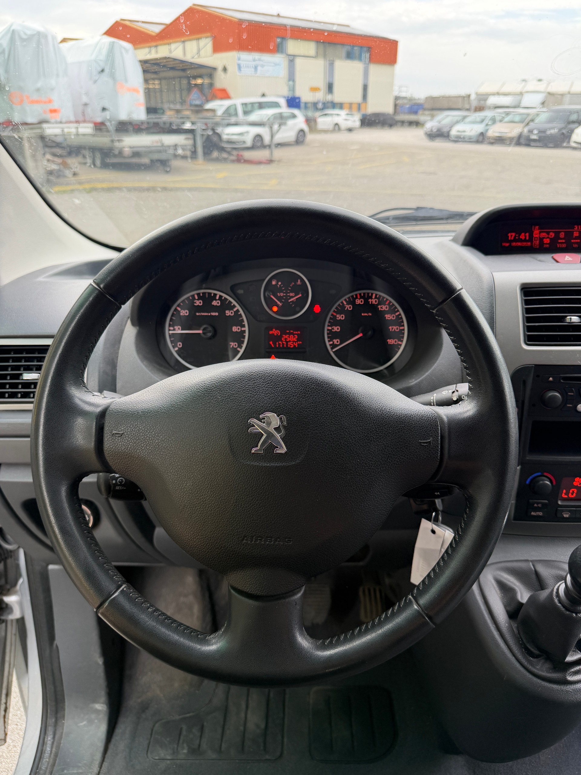 PEUGEOT Expert Tepee 2.0 HDi Shuttle L2-image-10