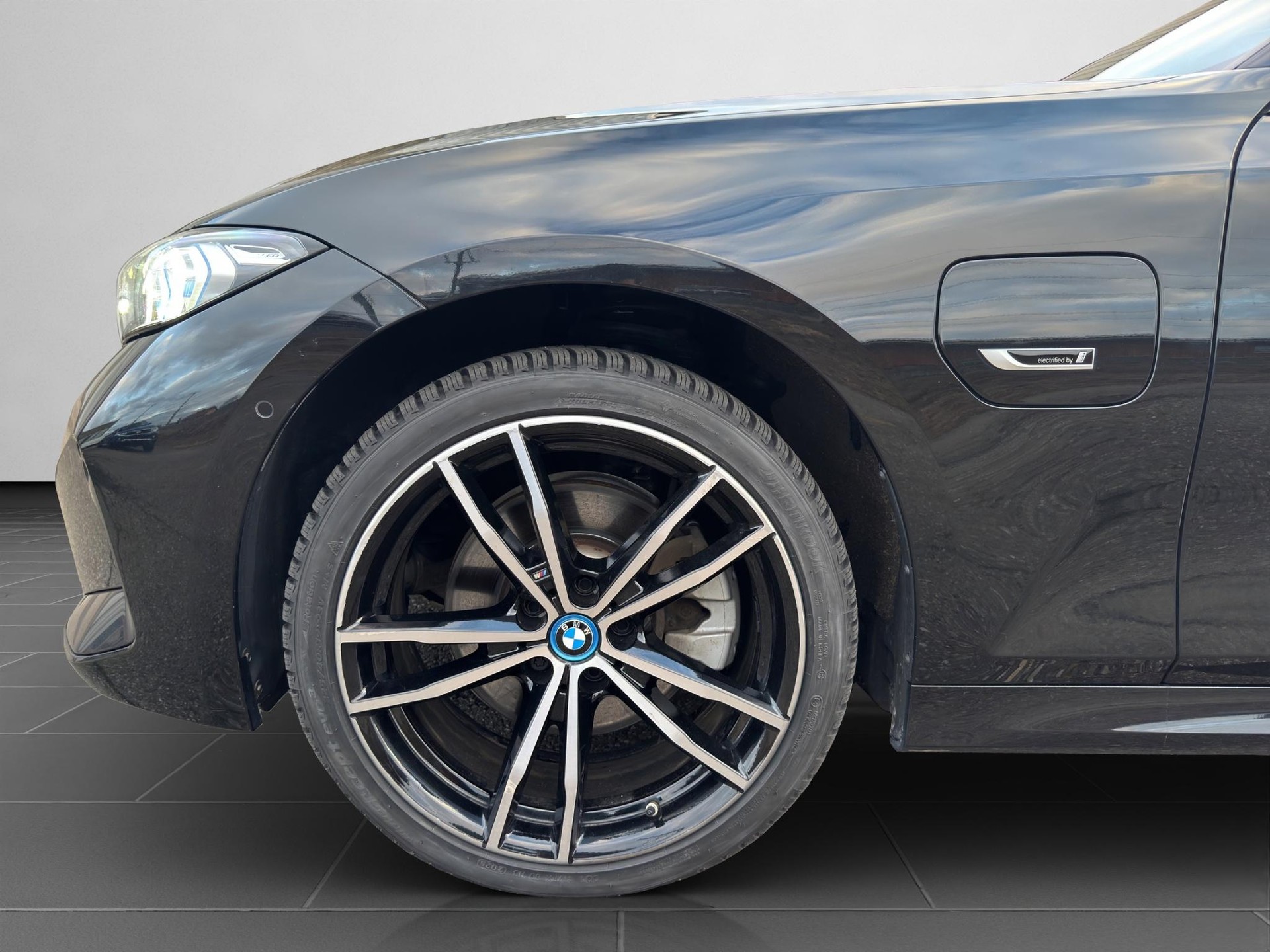 BMW 320e M-Sport xDrive Touring-image-19